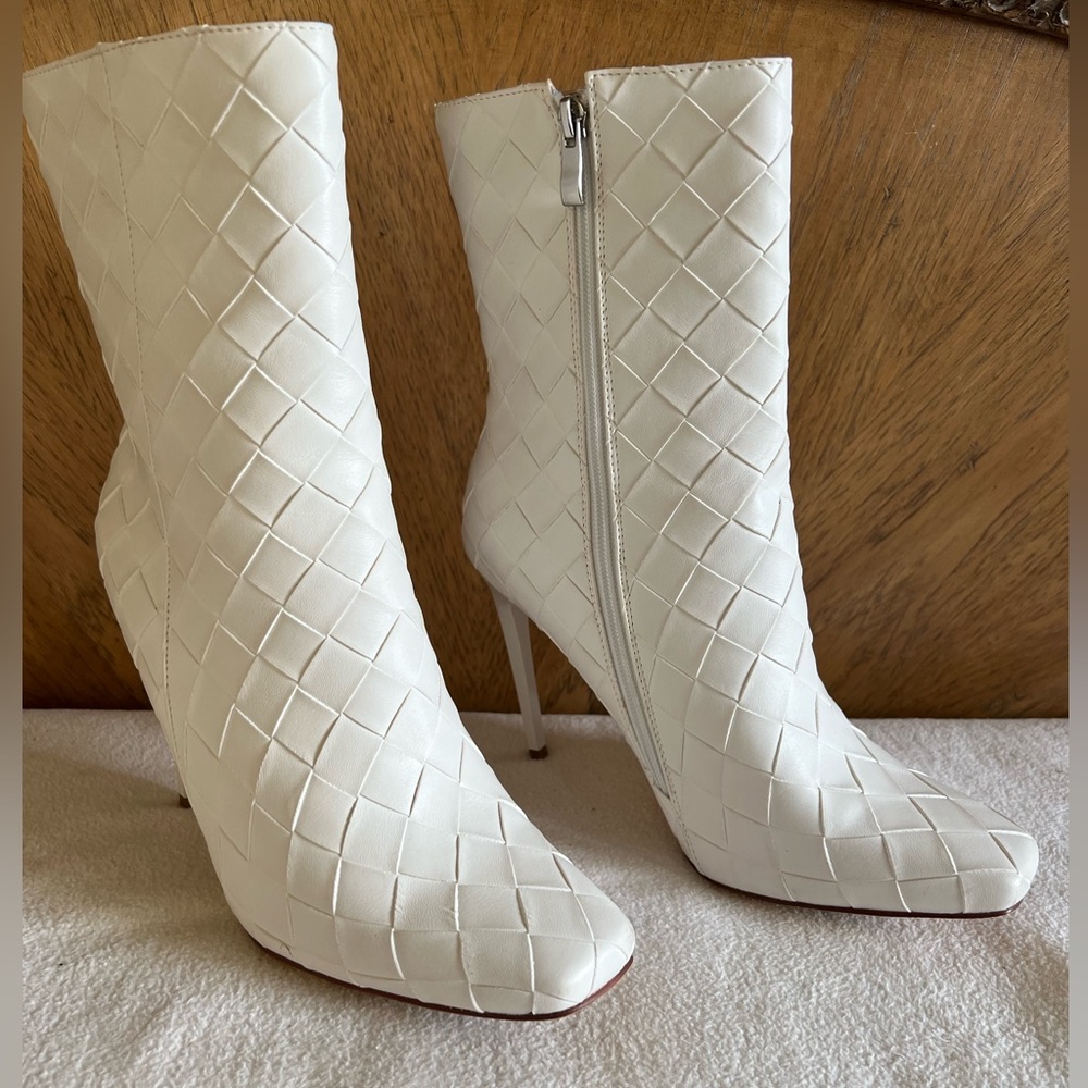 Elegant White Quilted Heeled Boots